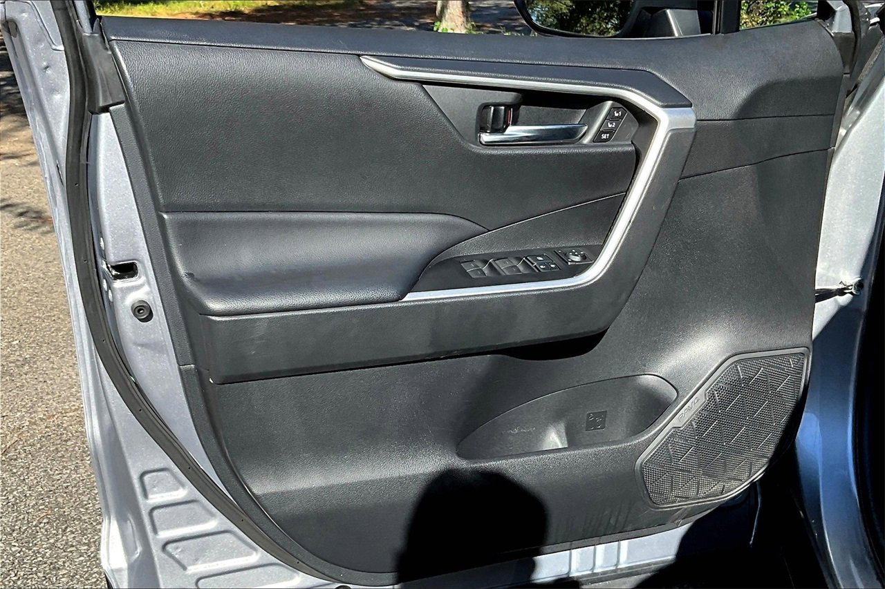 Used 2022 Toyota RAV4 XLE Premium image 16