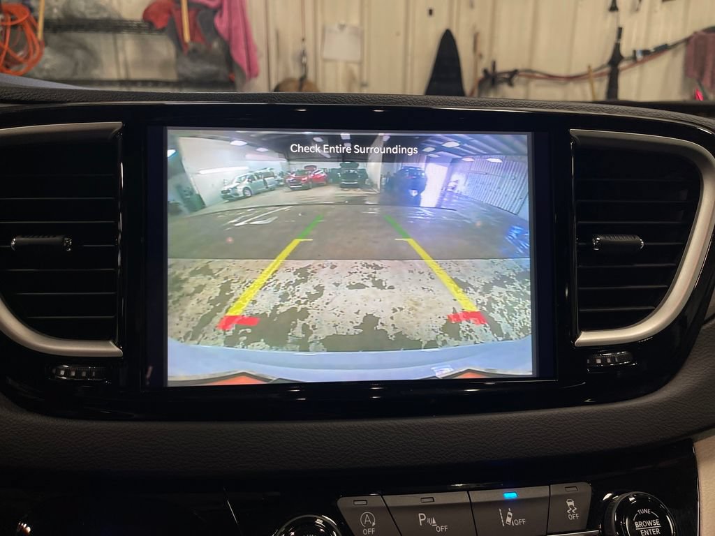 Used 2023 Chrysler Pacifica Touring-L FWD image 23