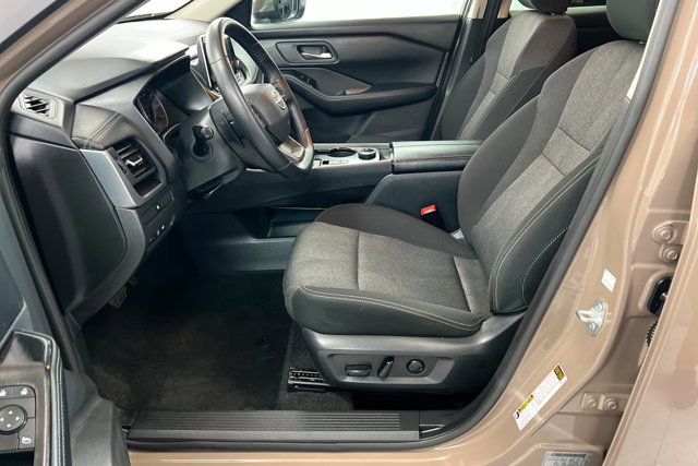 Used 2025 Nissan Rogue SV image 17