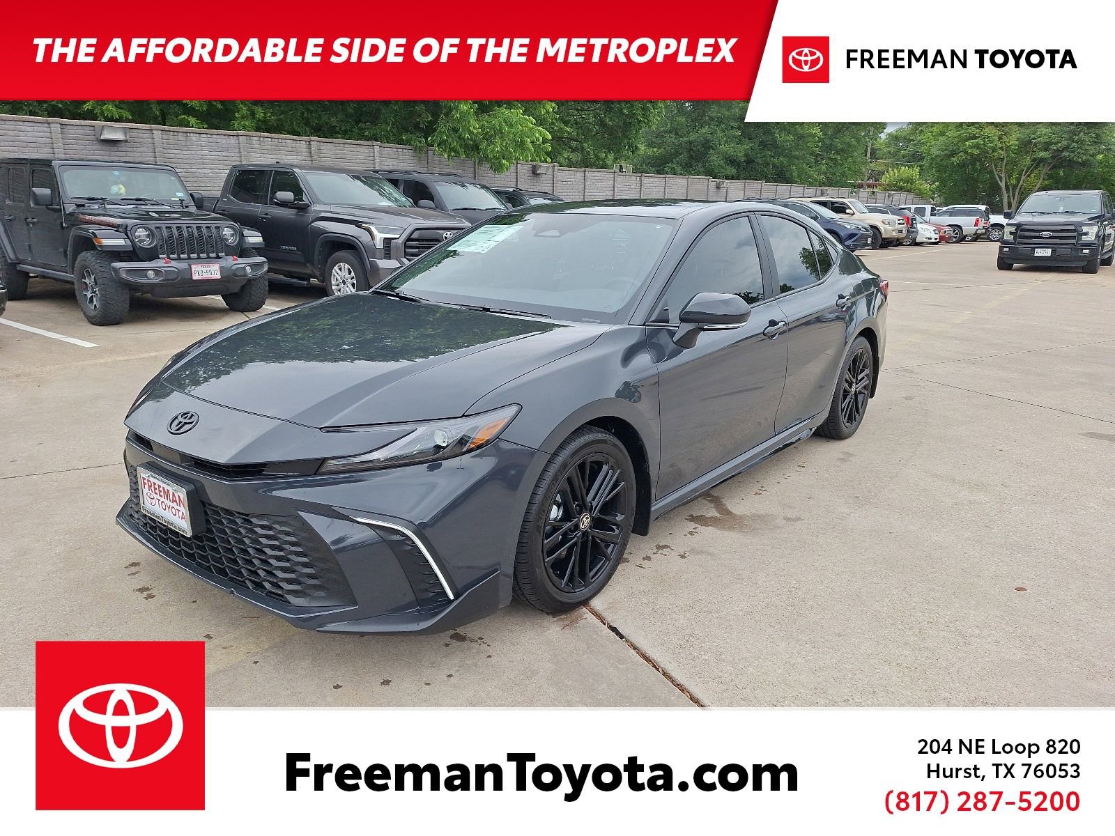 Used 2025 Toyota Camry SE FWD image 1