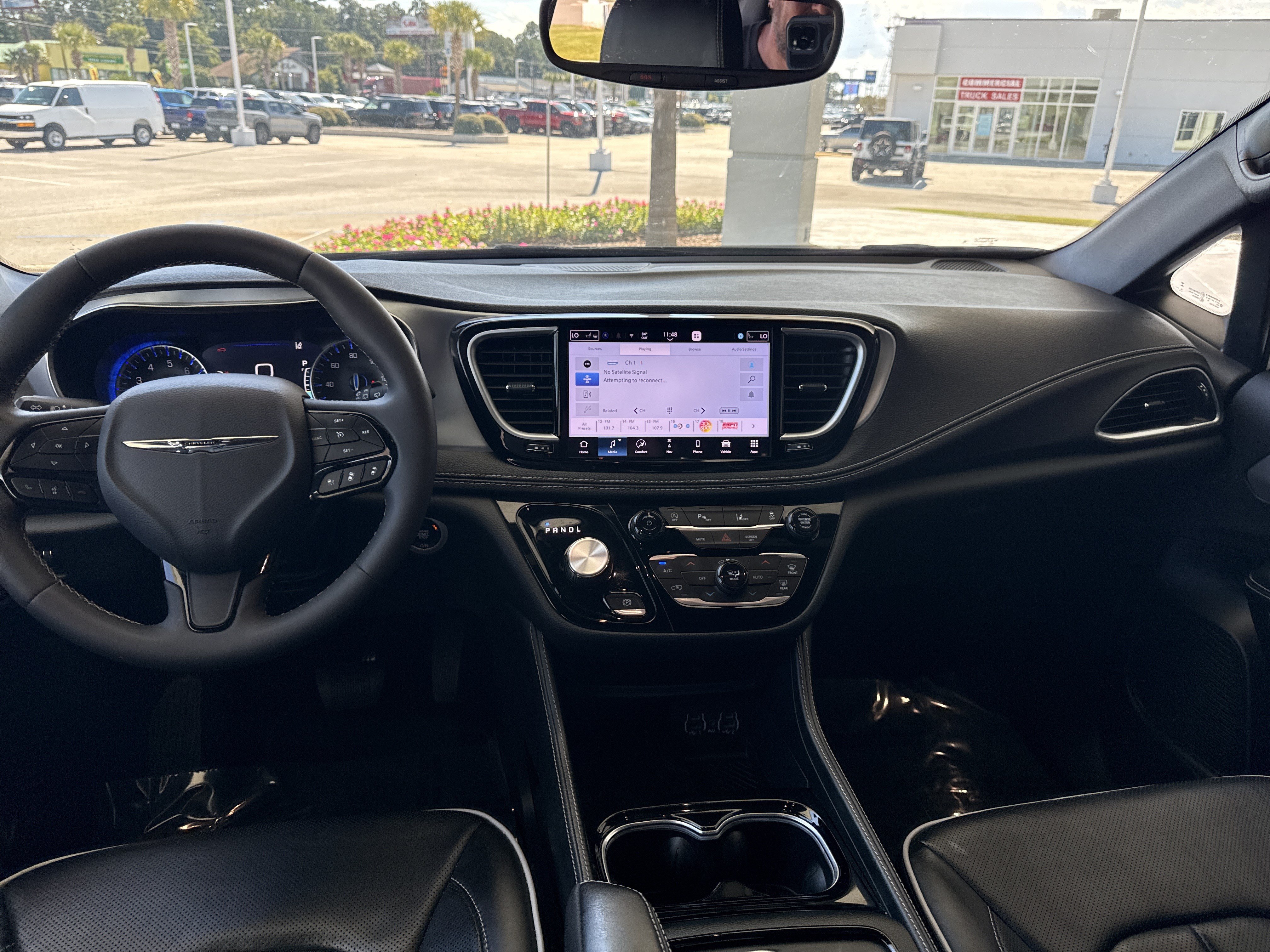 Used 2025 Chrysler Pacifica Limited FWD image 28