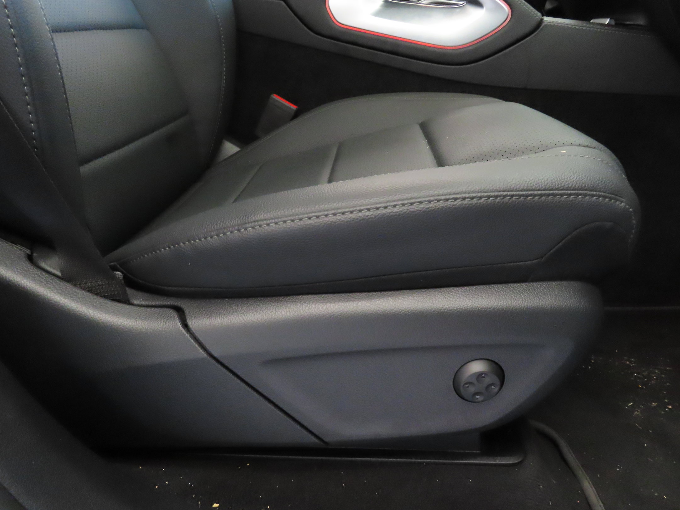 Used 2025 Mercedes-Benz GLE 350 4MATIC w/ Driver Assistance Package image 32