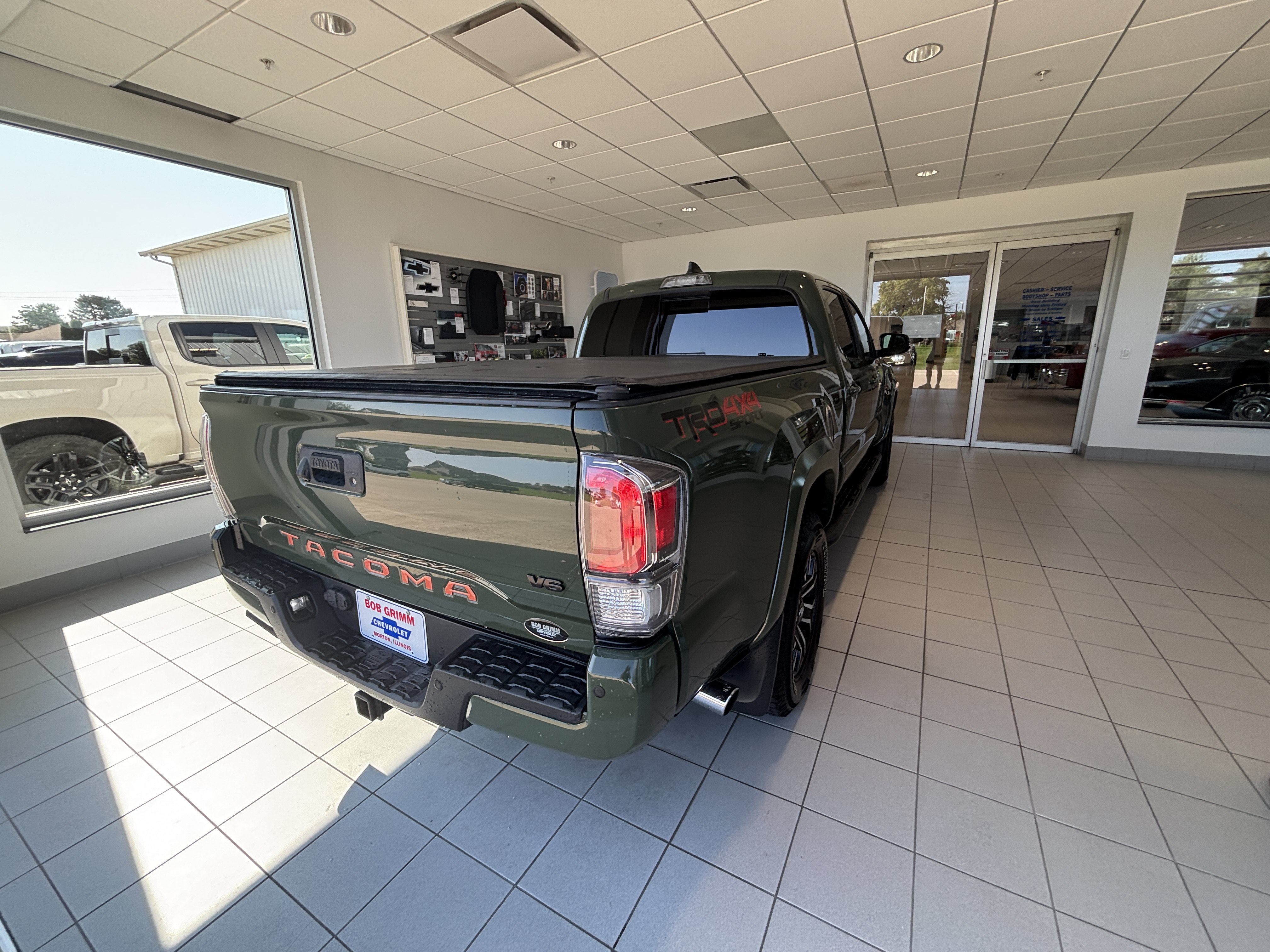 Used 2022 Toyota Tacoma TRD Sport w/ Technology Package AWD/4WD image 5