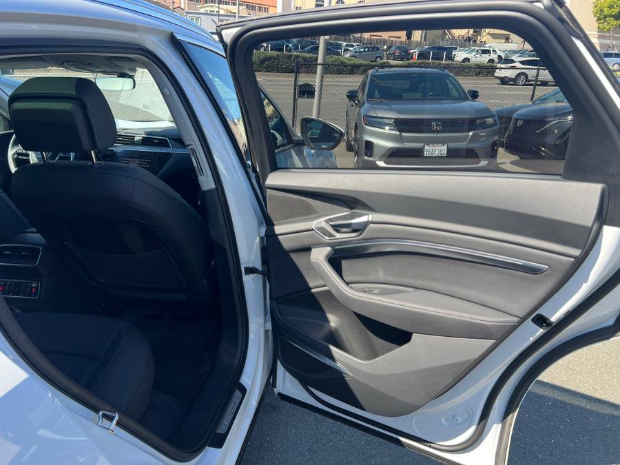 Used 2024 Audi Q8 e-tron Premium Plus w/ Premium Plus Package image 34