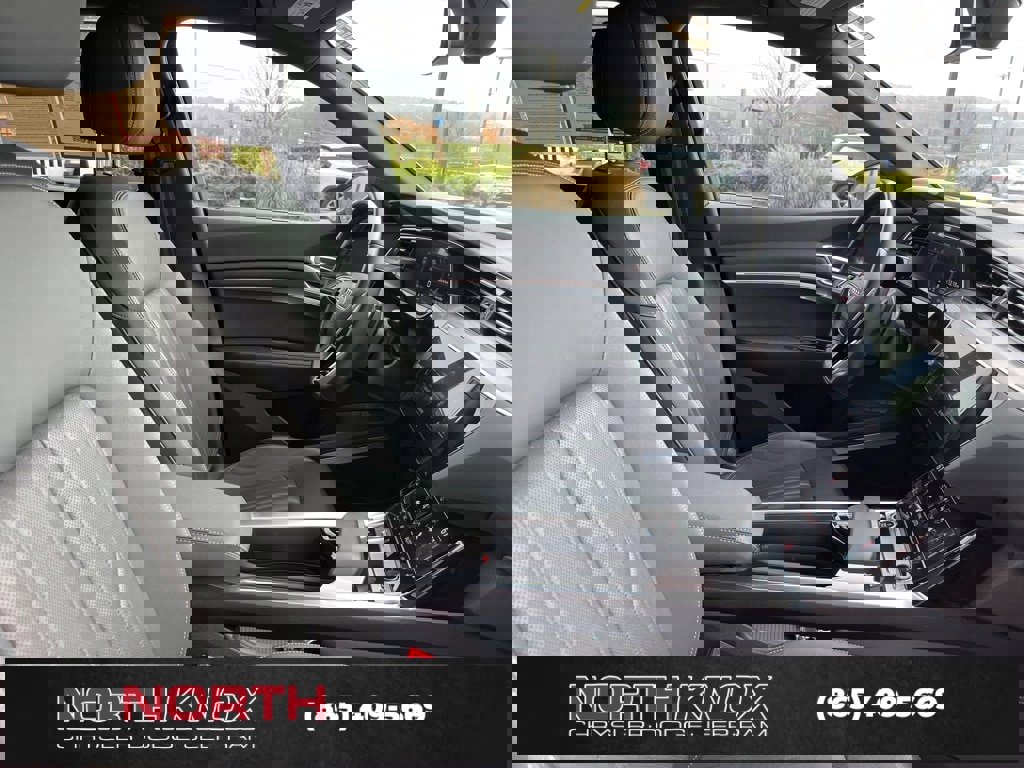 Used 2023 Audi e-tron Premium Plus w/ Premium Plus Package image 27