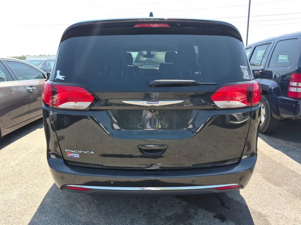 Used 2019 Chrysler Pacifica Touring-L FWD image 5