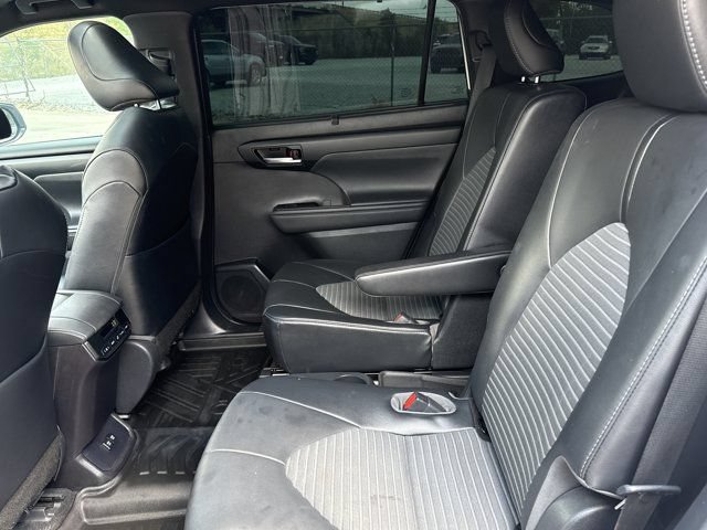 Used 2021 Toyota Highlander XSE FWD image 6
