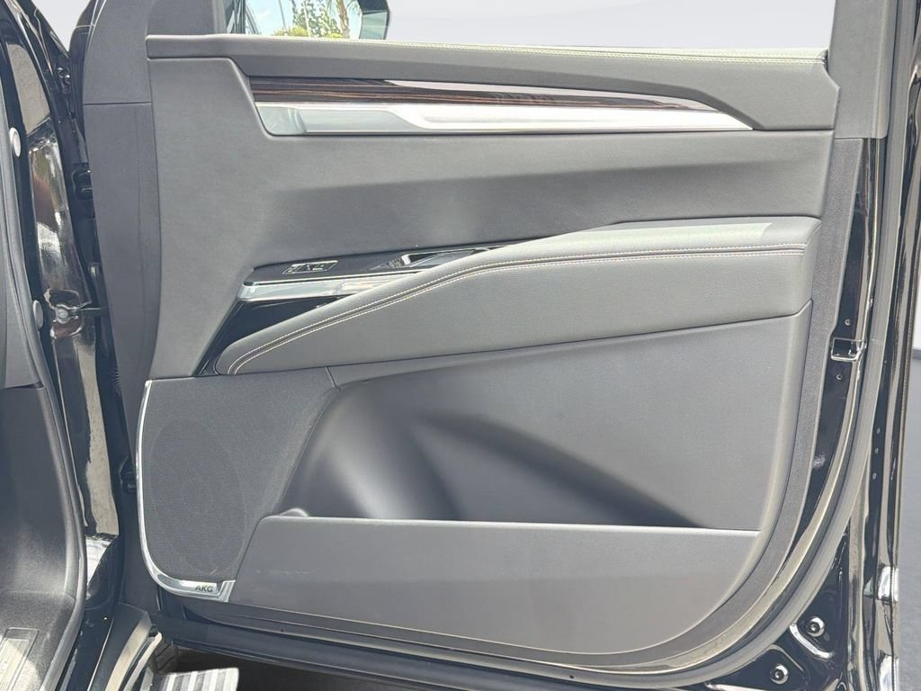 Certified 2026 Cadillac Escalade ESV Luxury AWD/4WD image 33