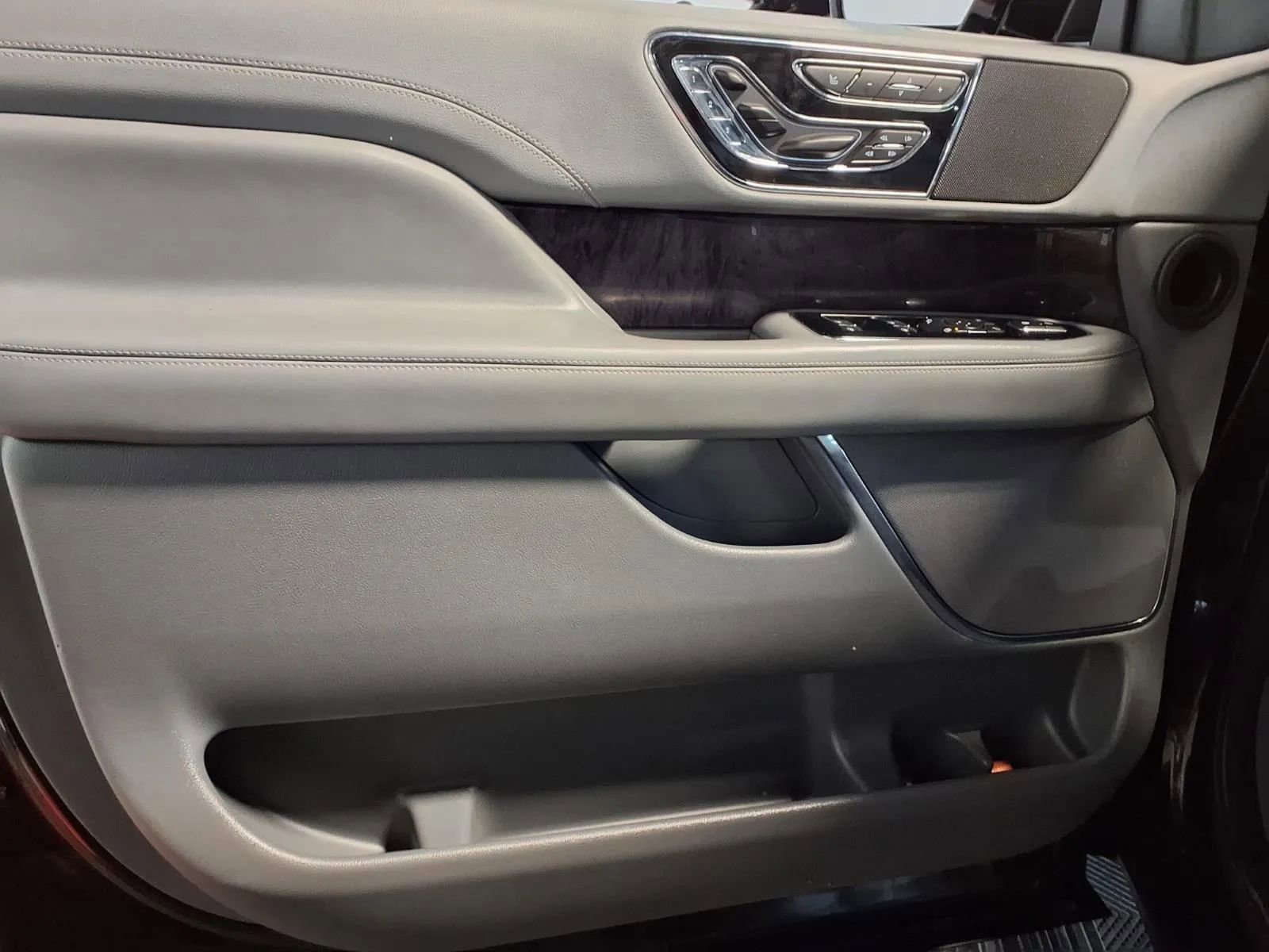 Used 2019 Lincoln Navigator L Reserve image 23