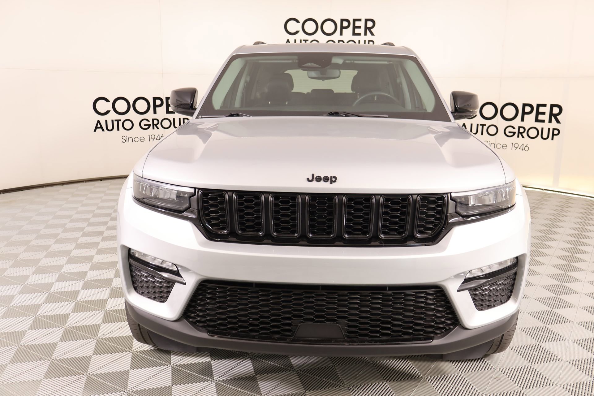 Used 2023 Jeep Grand Cherokee Limited w/ Black Appearance Package AWD/4WD image 10