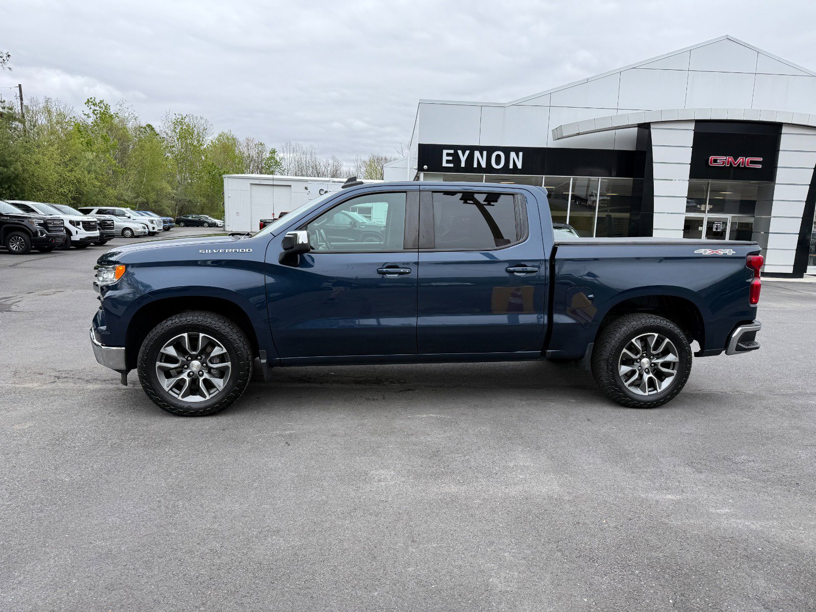 Used 2022 Chevrolet Silverado 1500 LT AWD/4WD image 2