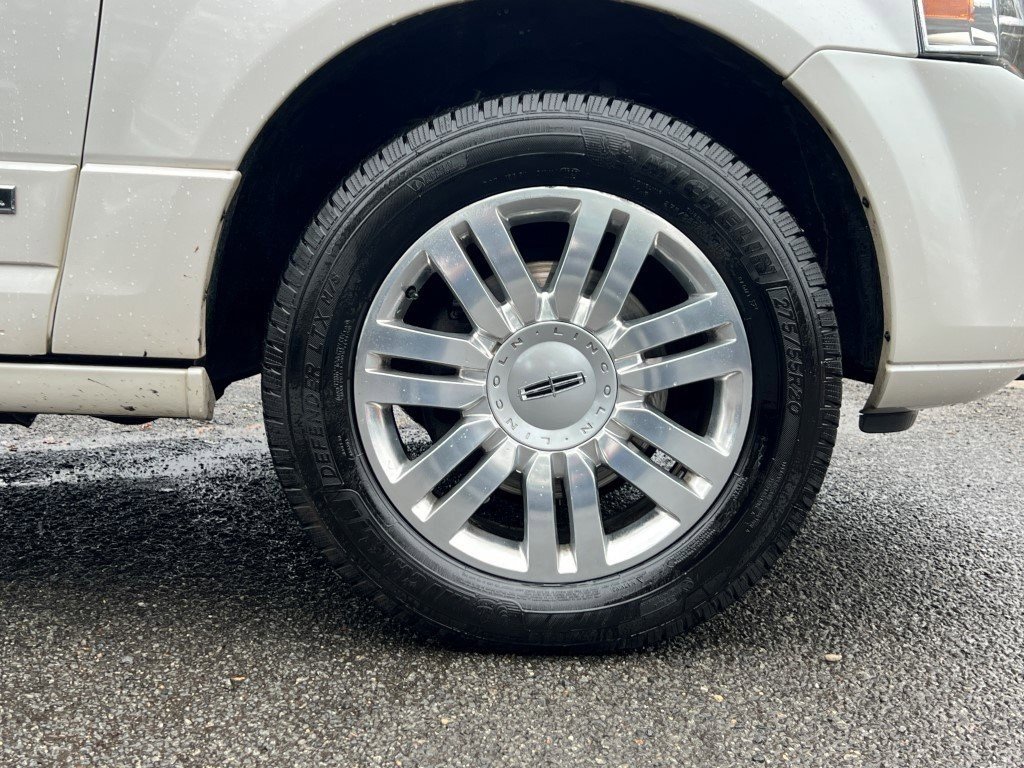 Used 2014 Lincoln Navigator L 4WD image 5