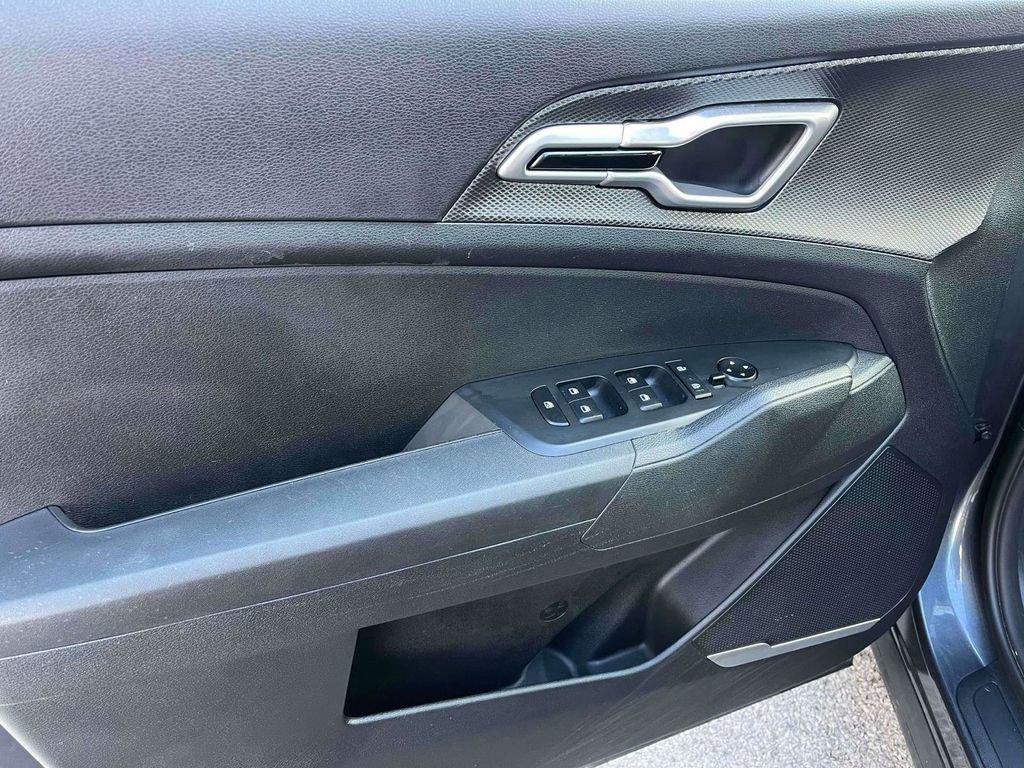 Used 2025 Kia Sportage LX image 13