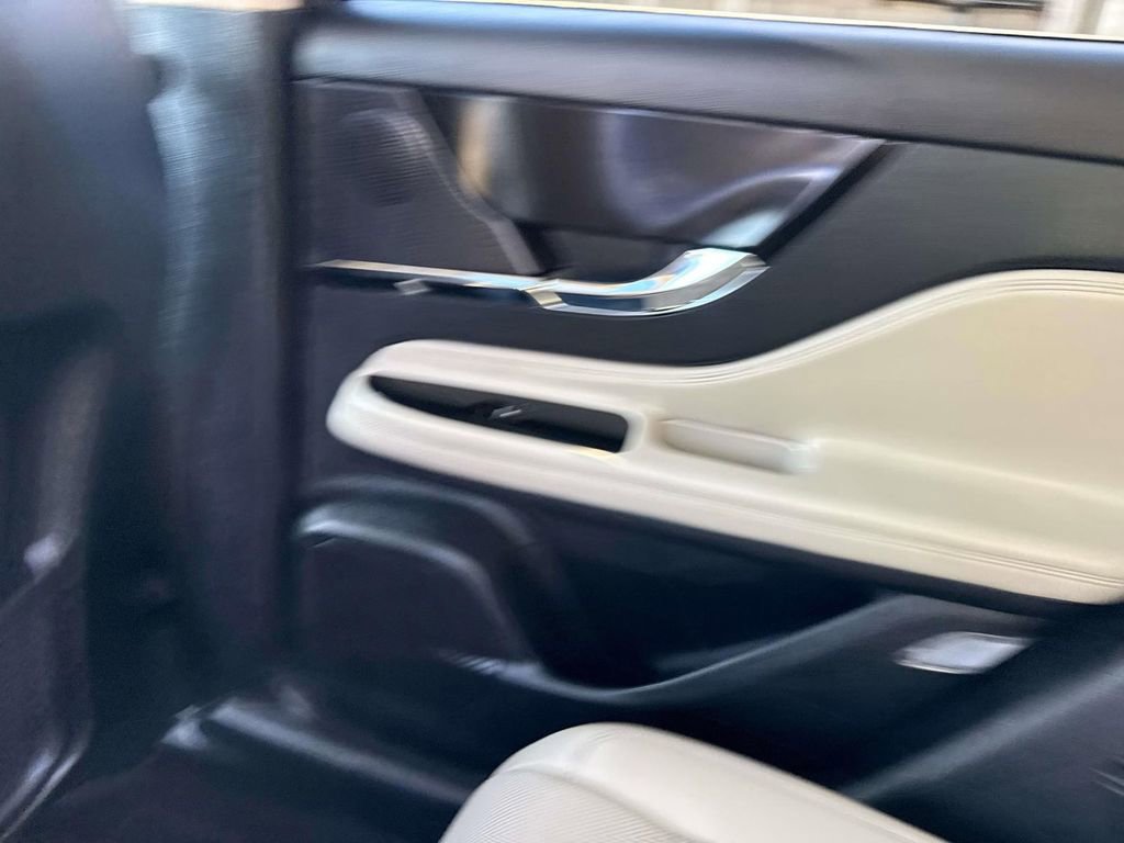 Used 2025 Lincoln Corsair Reserve image 12