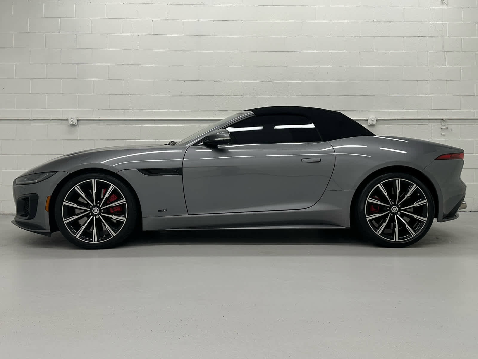 Used 2024 Jaguar F-TYPE R image 10