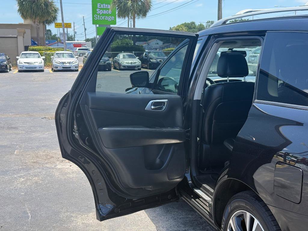 Used 2017 Nissan Pathfinder Platinum w/ Cargo Package image 13