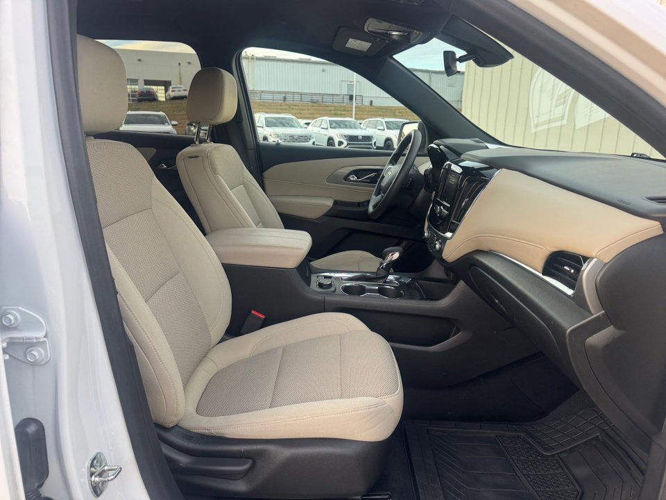 Used 2022 Chevrolet Traverse LS image 32