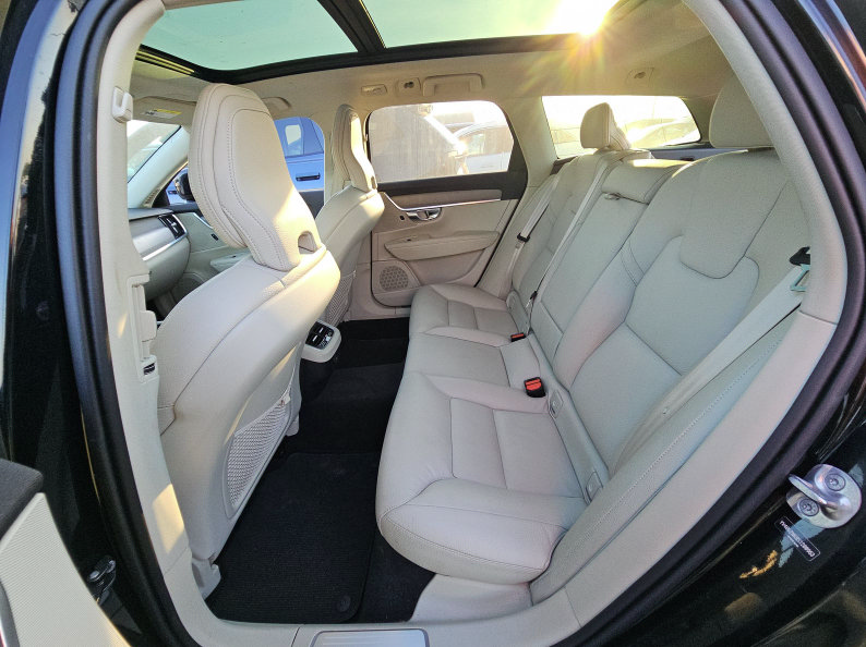 Used 2025 Volvo V90 B6 Cross Country Plus AWD/4WD image 8