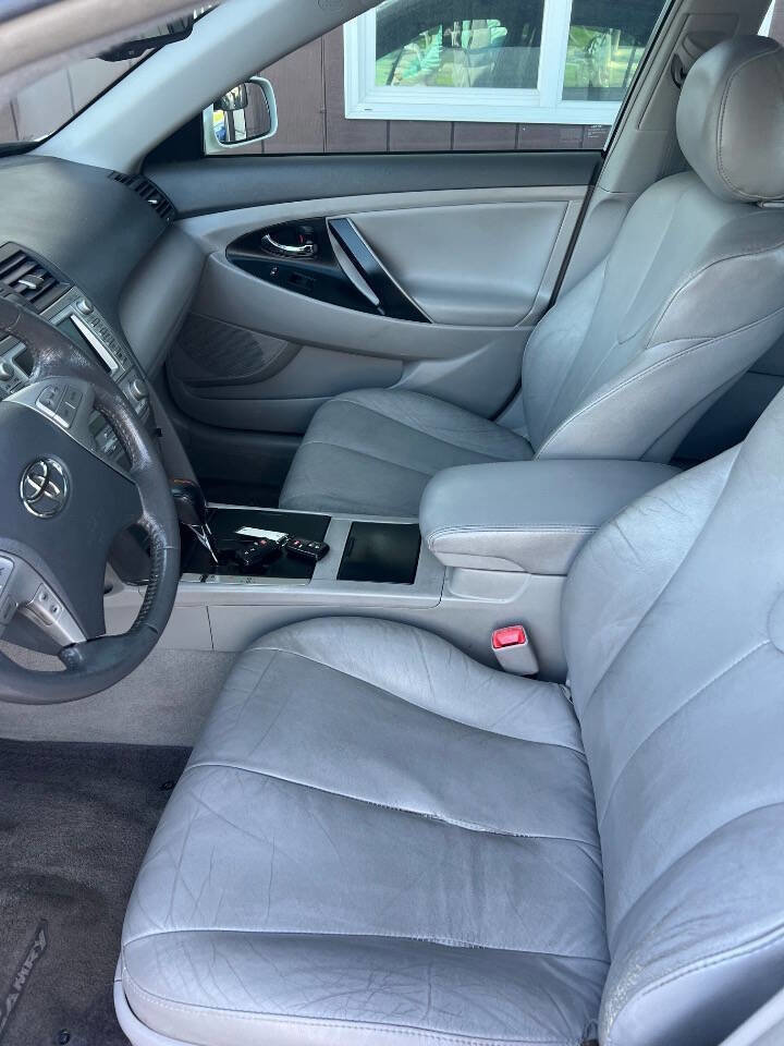 Used 2011 Toyota Camry XLE w/ SE/XLE Extra-Value Pkg image 10