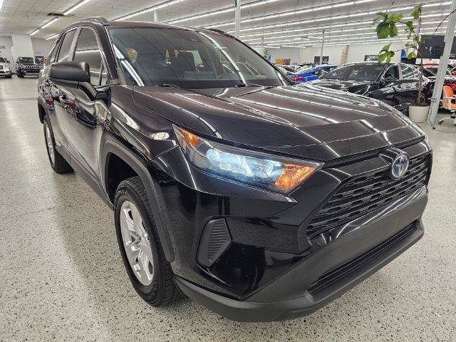 Used 2021 Toyota RAV4 LE AWD/4WD image 3