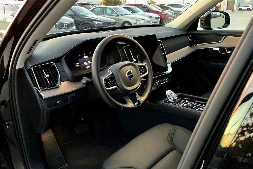 Used 2025 Volvo XC90 B6 Plus image 12