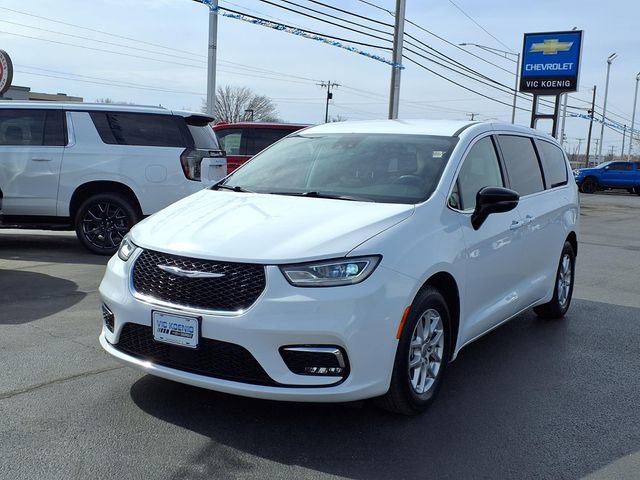 Used 2024 Chrysler Pacifica Touring-L FWD image 24