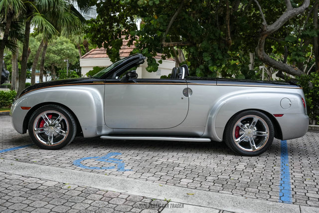 Used 2006 Chevrolet SSR w/ Preferred Equipment Group RWD image 2