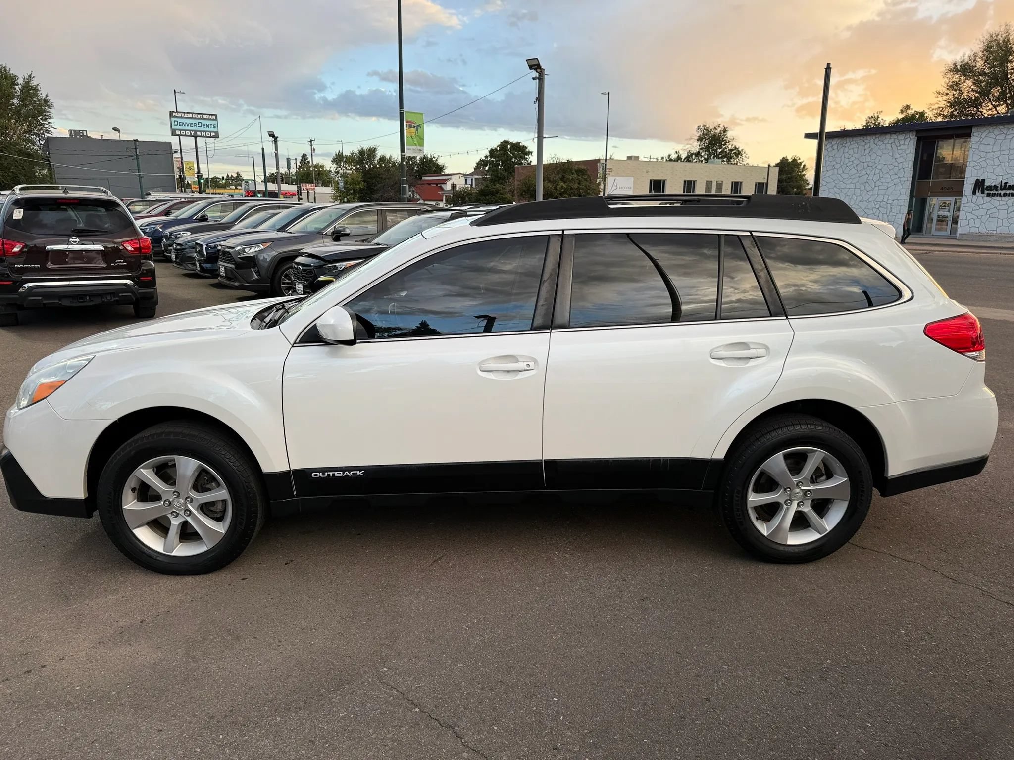 Used 2013 Subaru Outback 3.6R Limited w/ Moonroof Pkg AWD/4WD image 6