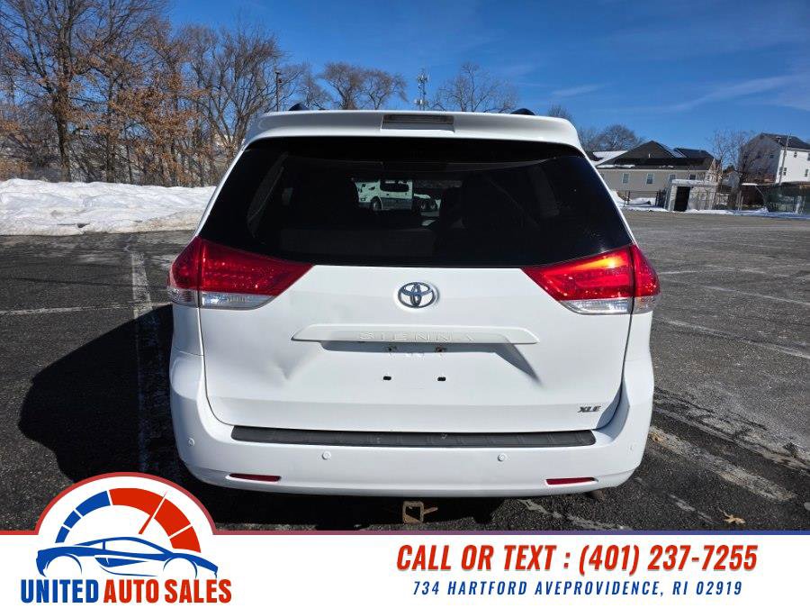 Used 2013 Toyota Sienna XLE w/ Entertainment Pkg image 4