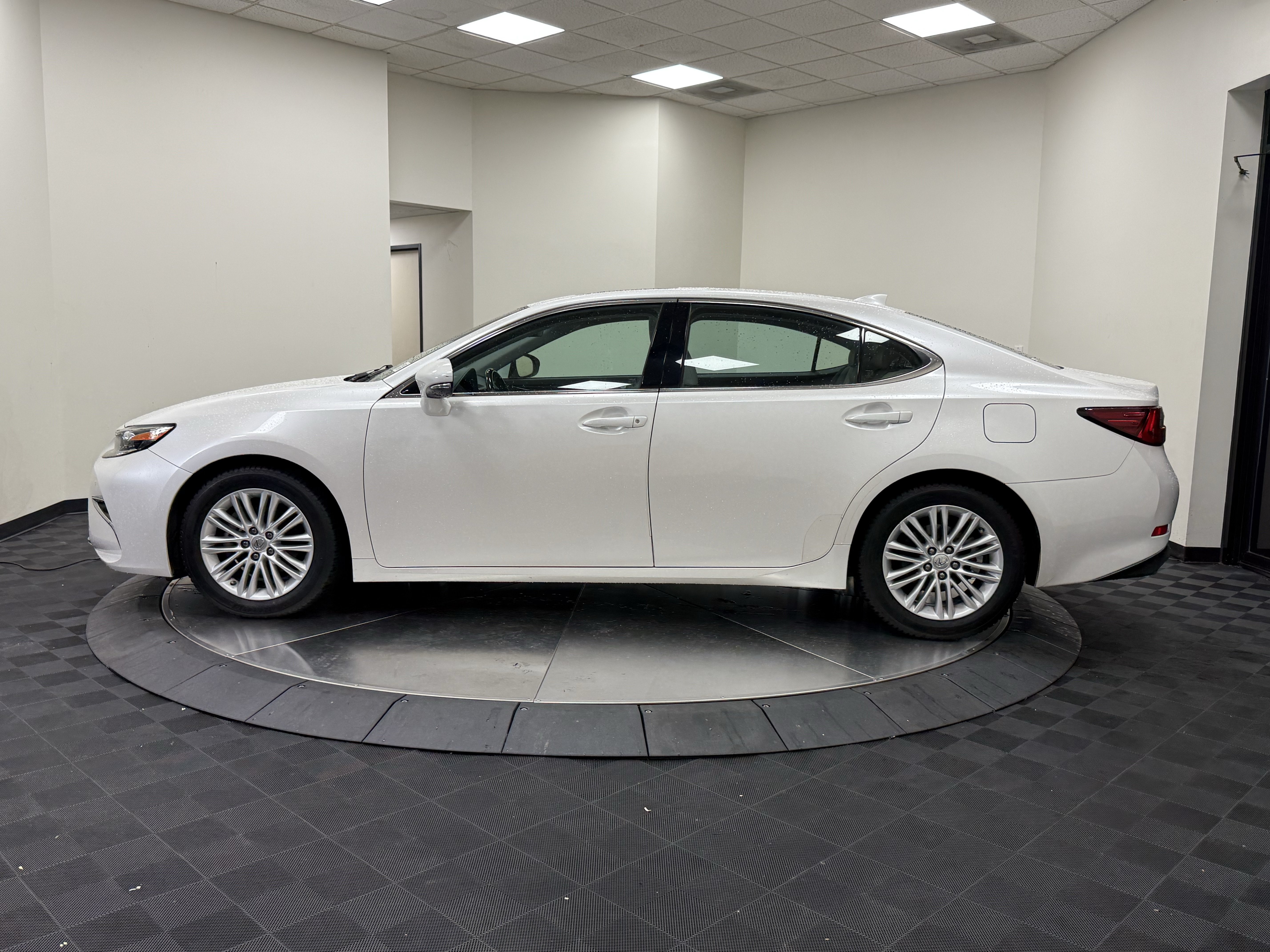 Used 2017 Lexus ES 350 w/ Premium Package FWD image 5