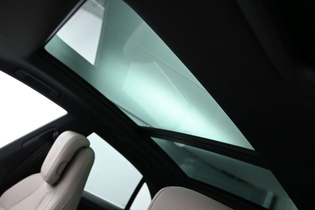 Certified 2025 Porsche Macan 4S Electric AWD/4WD image 12