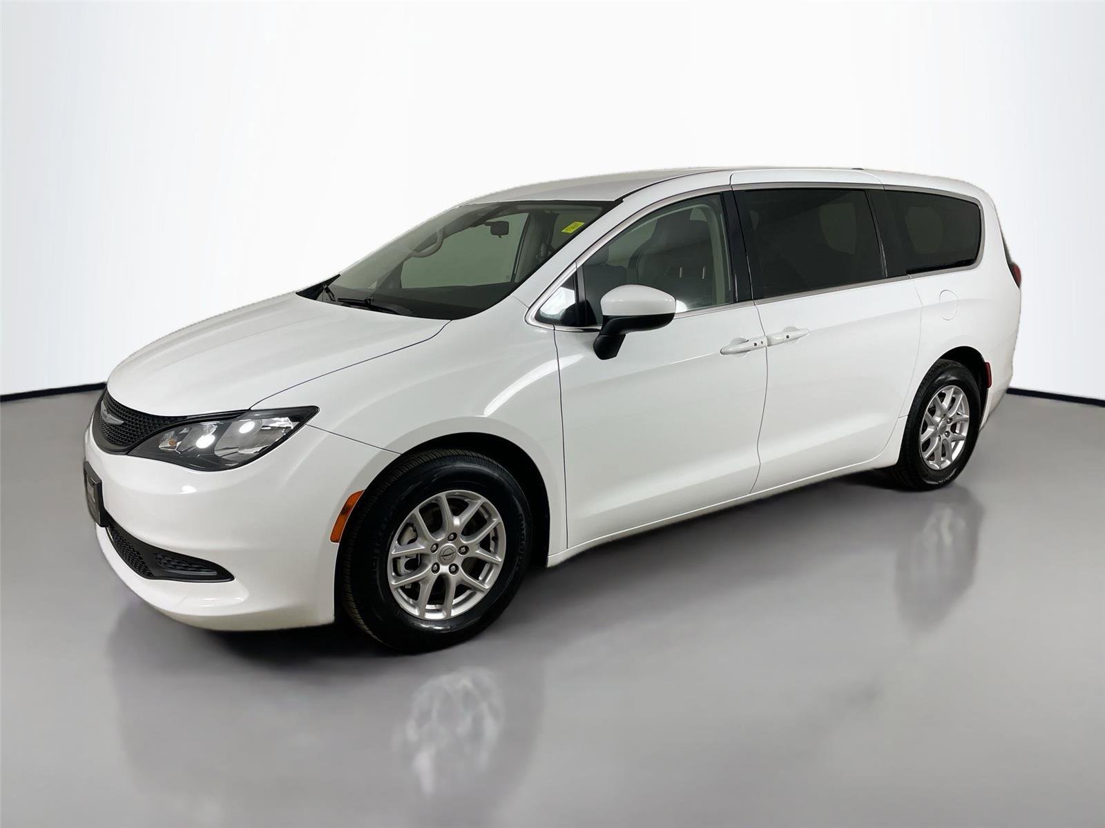 Used 2022 Chrysler Voyager LX image 8