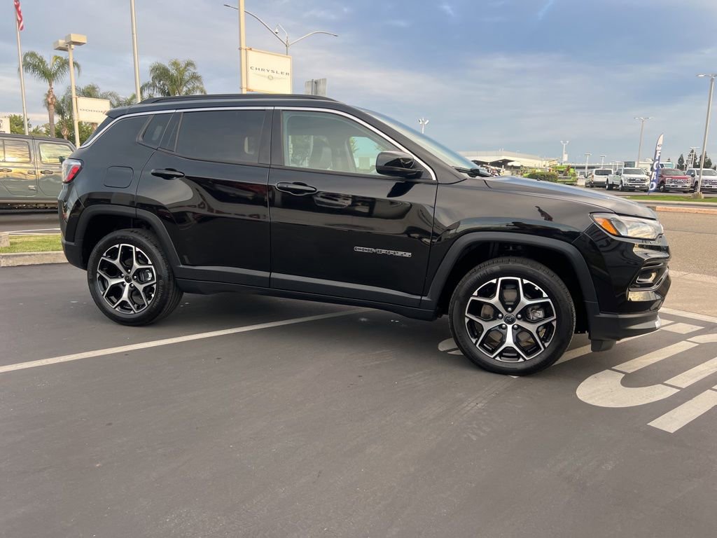 Used 2025 Jeep Compass Limited image 7