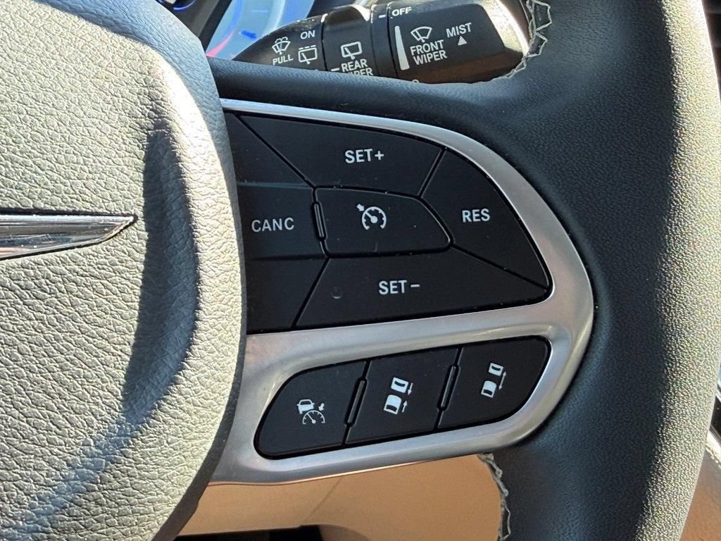 Certified 2024 Chrysler Pacifica Limited FWD image 16