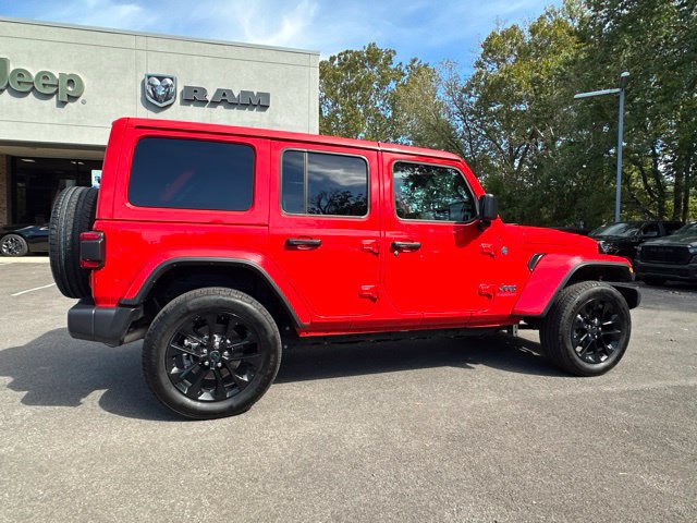 Used 2025 Jeep Wrangler Unlimited Sahara w/ Safety Group AWD/4WD image 18
