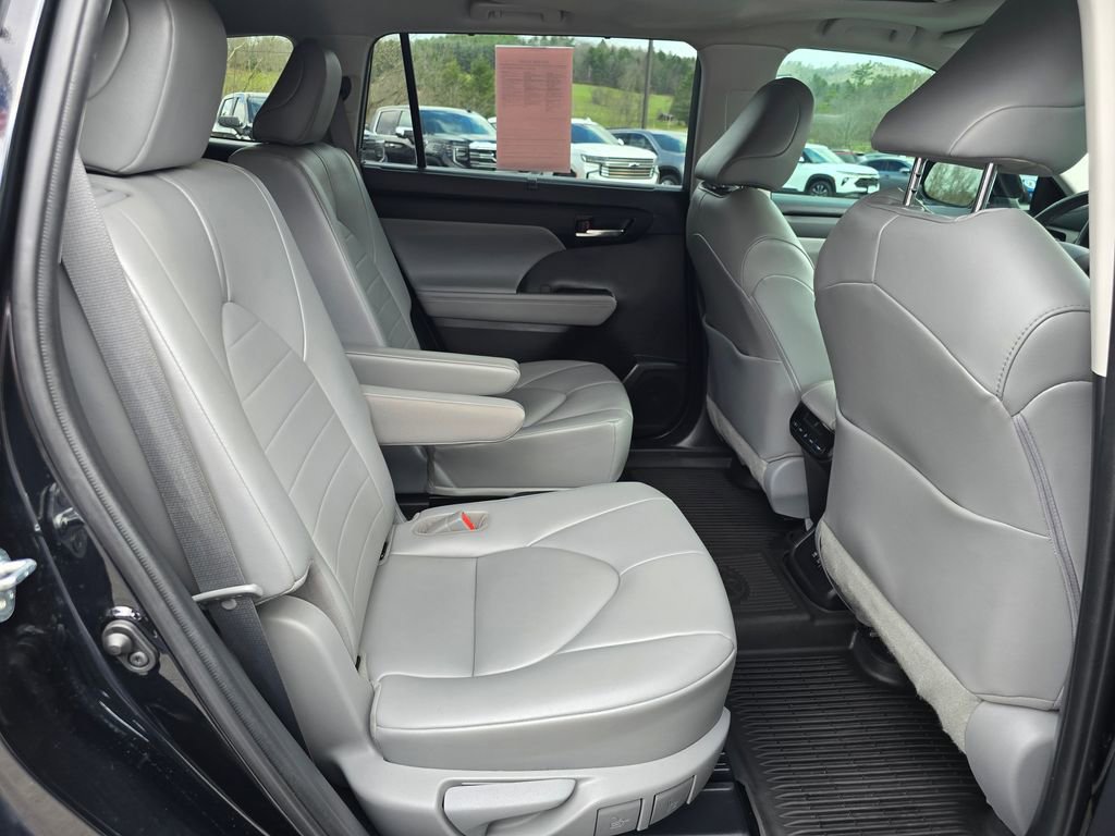 Used 2021 Toyota Highlander XLE image 28