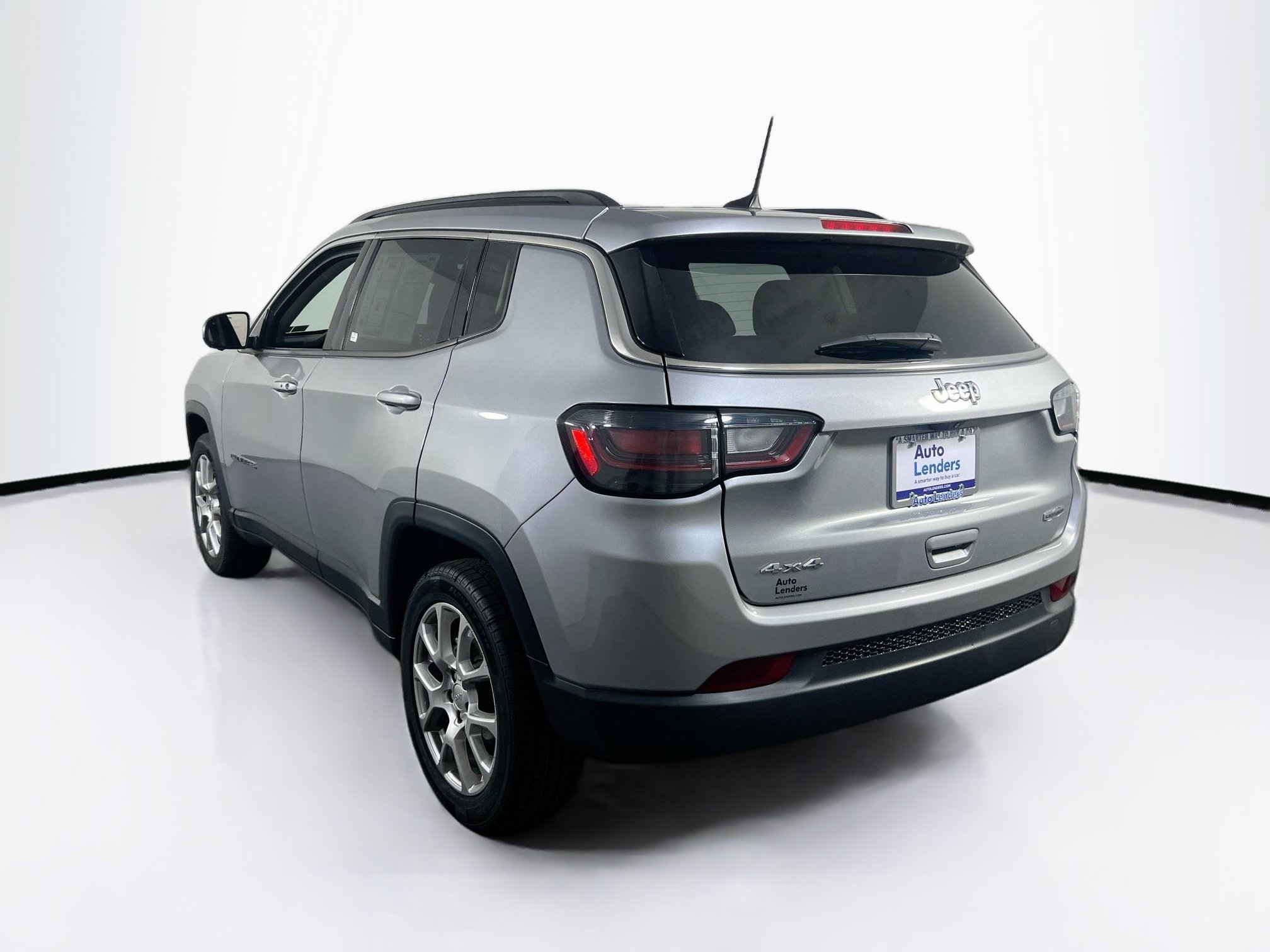 Used 2022 Jeep Compass Latitude w/ Sun and Sound Group AWD/4WD image 7