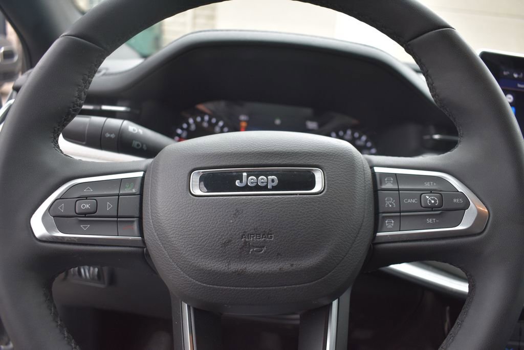 Used 2025 Jeep Compass Limited image 14