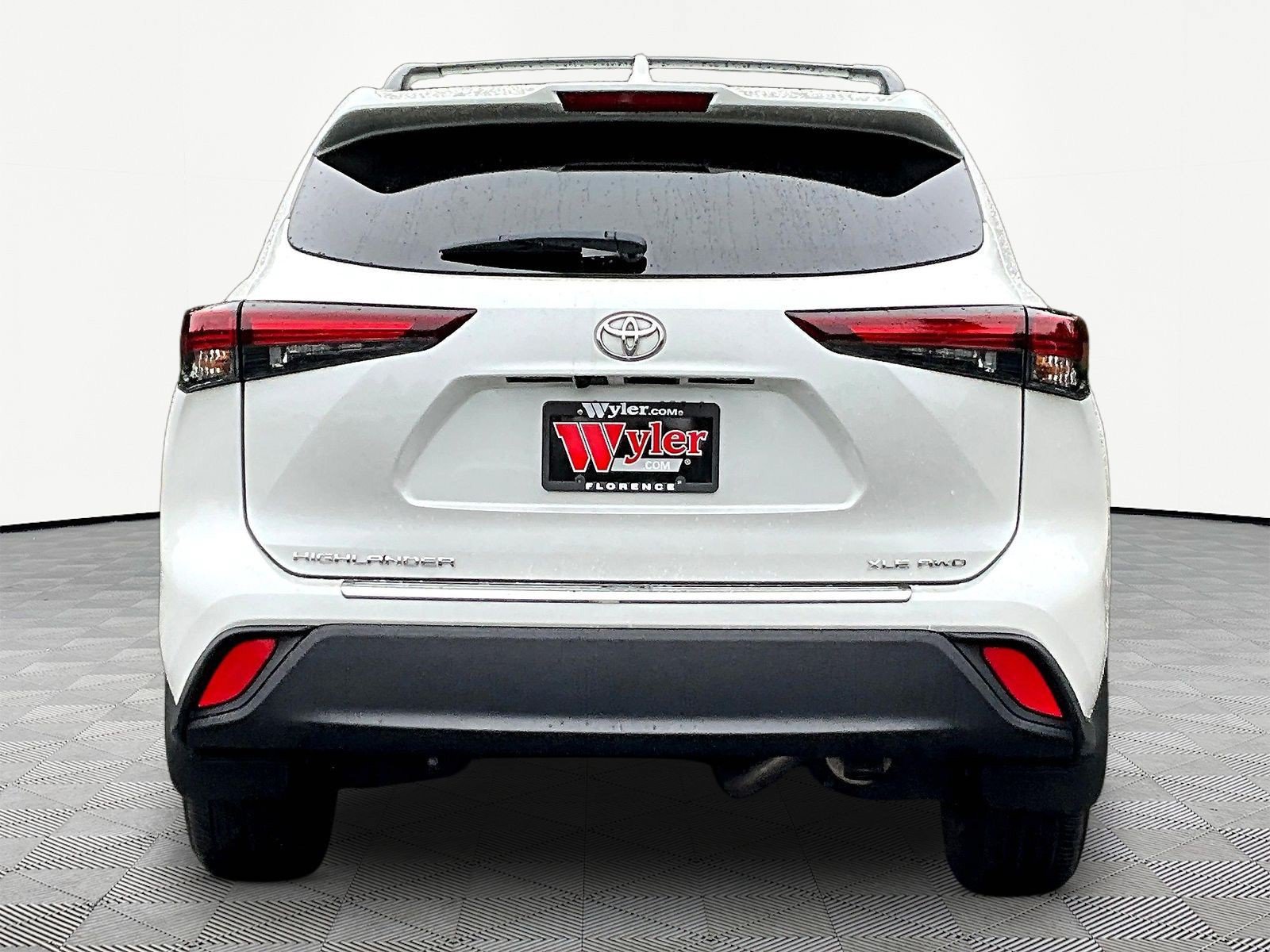 Used 2024 Toyota Highlander XLE AWD/4WD image 5