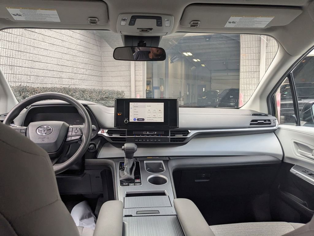 Used 2025 Toyota Sienna LE image 24