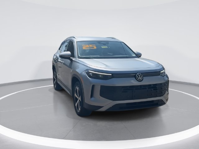 Used 2025 Volkswagen Tiguan SE AWD/4WD image 4
