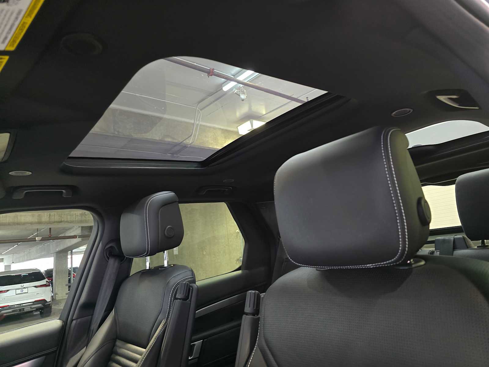 Used 2024 Land Rover Discovery Dynamic SE image 23