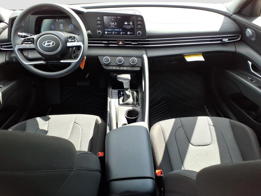Certified 2025 Hyundai Elantra SE FWD image 6