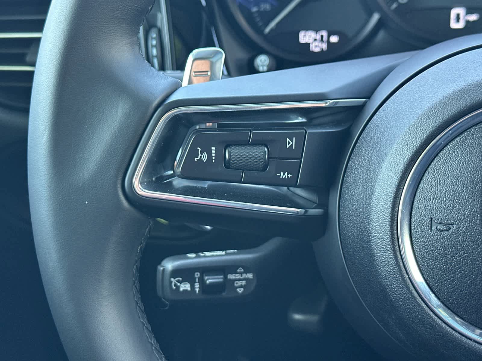 Certified 2025 Porsche Macan AWD/4WD image 26
