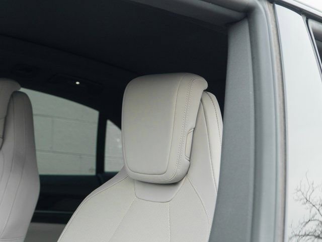 Certified 2025 Porsche Macan Electric image 19