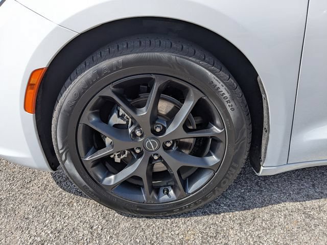 Used 2025 Chrysler Pacifica Limited FWD image 12