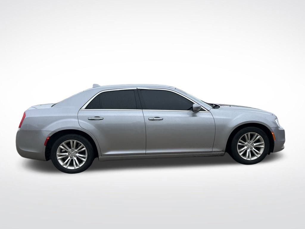 Used 2018 Chrysler 300 Touring L image 8