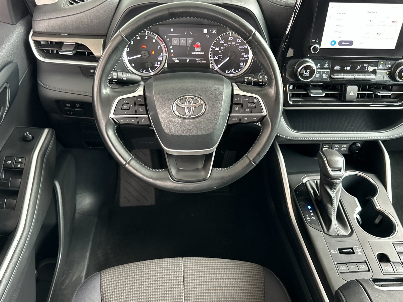 Used 2023 Toyota Highlander LE AWD/4WD image 14