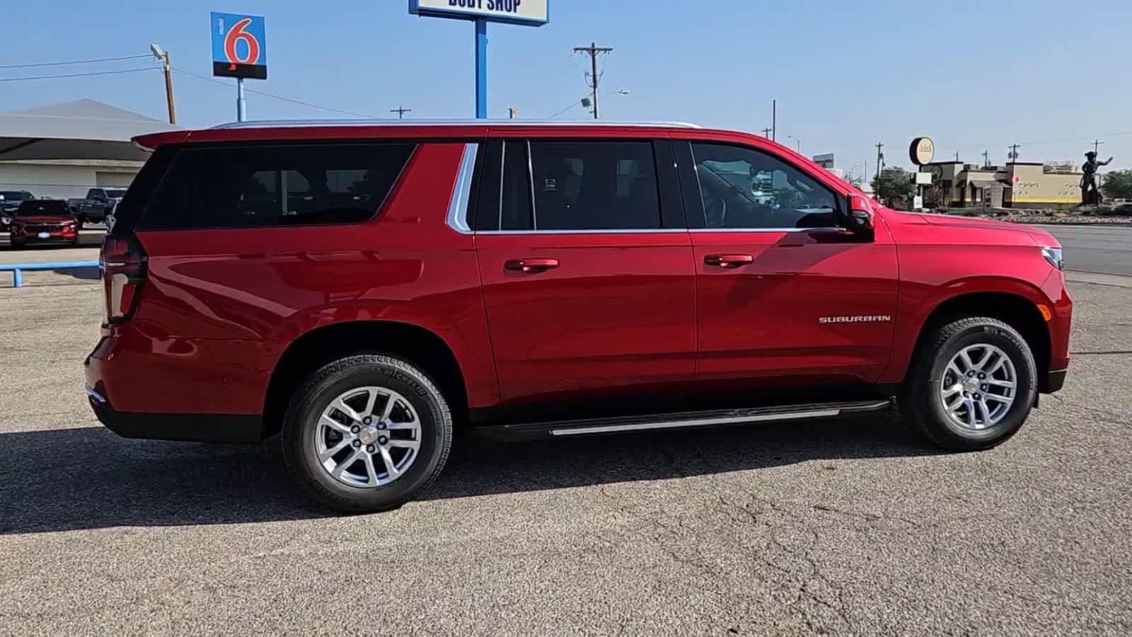 Used 2024 Chevrolet Suburban LT w/ Luxury Package AWD/4WD image 8