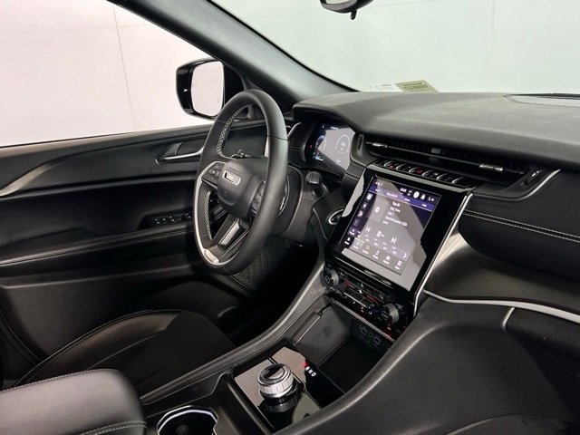 Used 2023 Jeep Grand Cherokee Altitude image 15